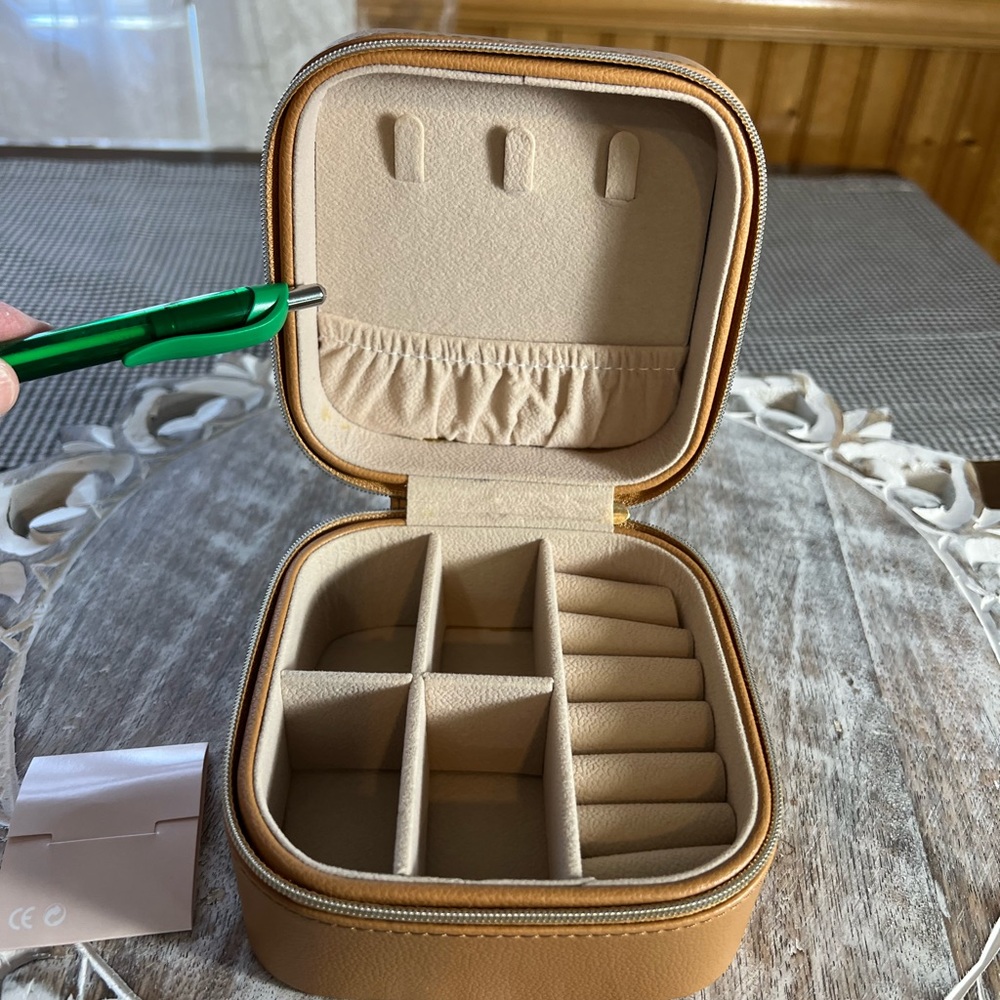 The Jewelry Box - Picture 6 of 7